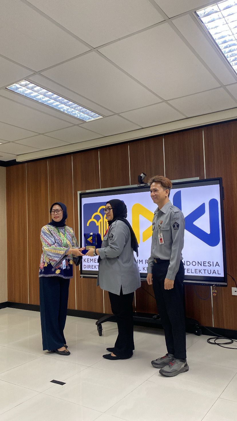 Penyerahan plakat dari DJKI kepada Dr. Nanda Dwi Rizikia