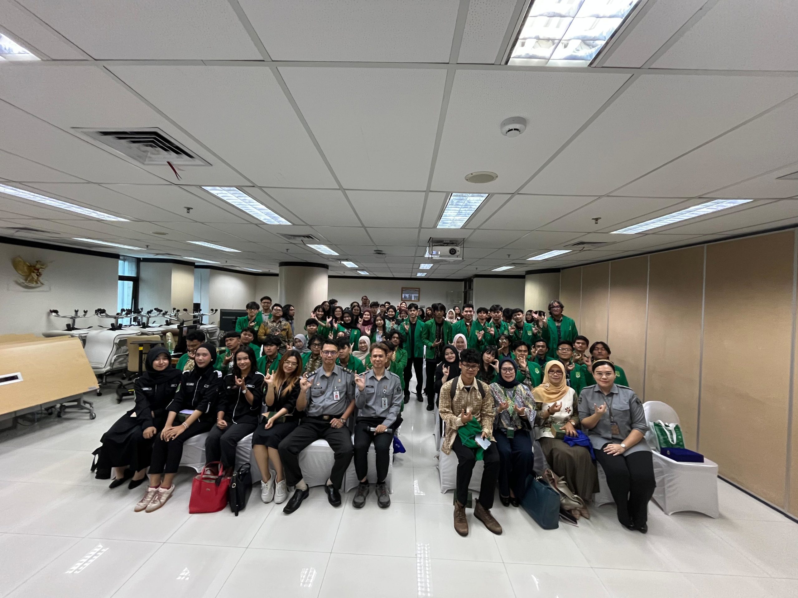 Foto bersama mahasiswa Universitas Nasional dan DJKI di ruangan